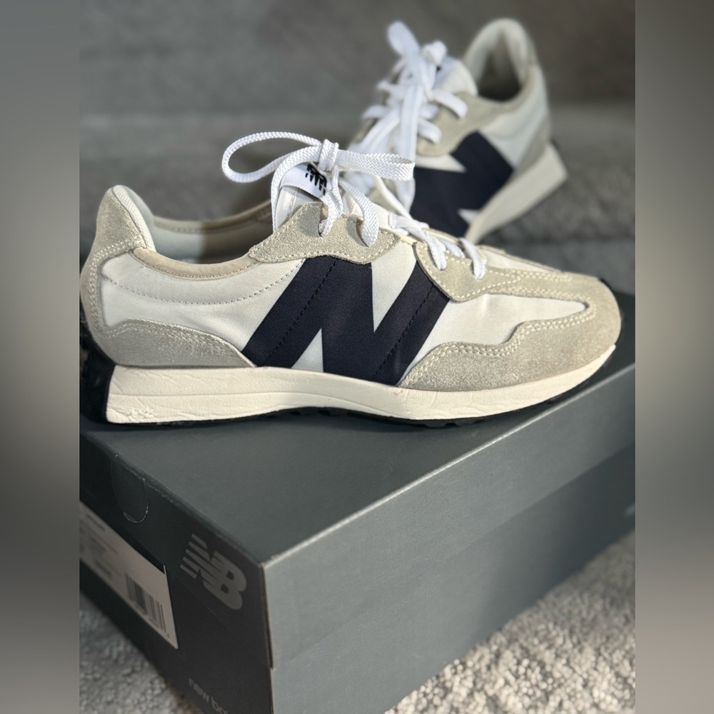 New Balance Kids’ 327 Sneakers Big Kids Size 5 (Silver Birch/Black)